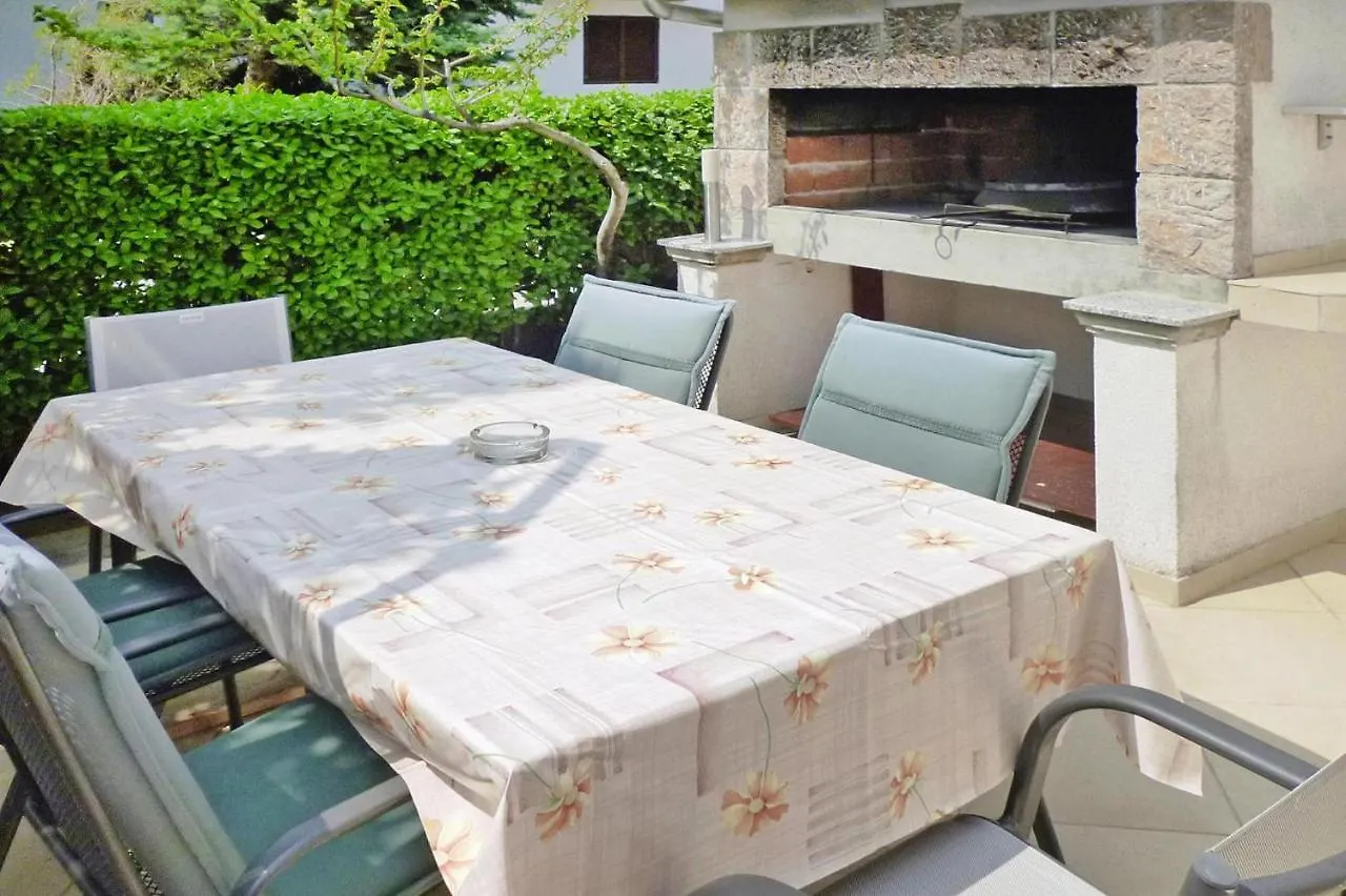 Apartment Pink In Starigrad Paklenica Only 200 M From The Sea